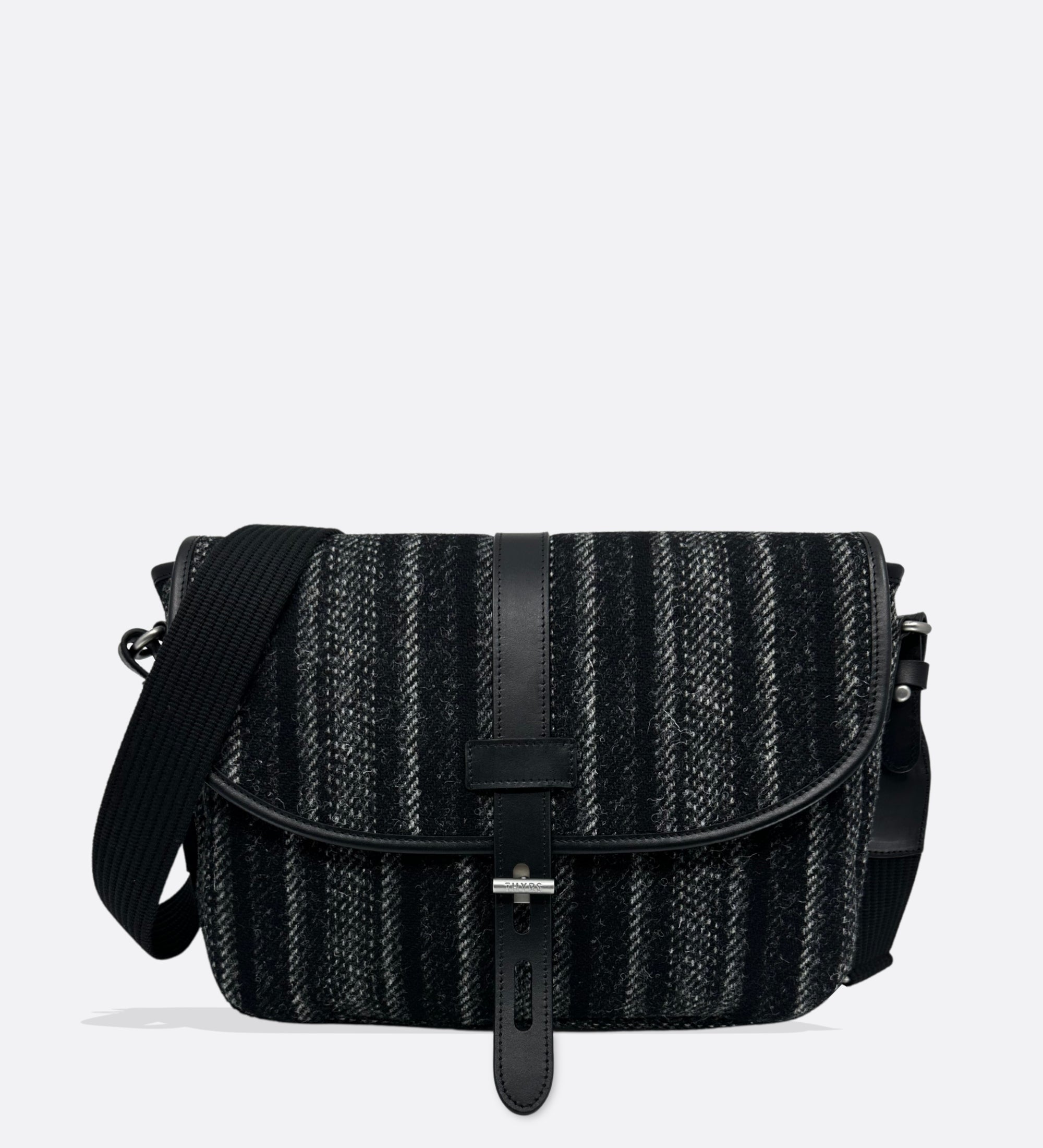 Besace tweed Harris Twill rayé noir. Taille M. Fabriqué en France.